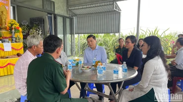 Đoàn thăm hỏi gia đình liệt sĩ.