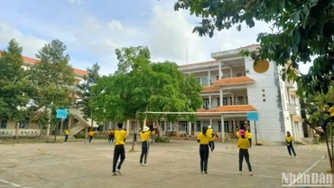 Sân Trường phổ thông Dân tộc nội trú xuống cấp.