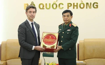 Đại tướng Phan Văn Giang trao quà lưu niệm tặng Đại sứ Julien Guerrier. (Ảnh: MOD)