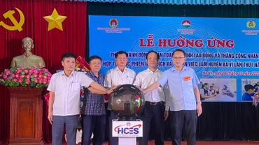 Các đại biểu bấm nút khai mạc chương trình. (Ảnh: HCES)