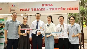 Các đại biểu tại các gian tuyển sinh tại AJC Open Day 2022. (Ảnh: ajc.hcma.vn) 