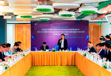 Đoàn Trưởng cơ quan đại diện Việt Nam ở nước ngoài nhiệm kỳ 2024-2027 thăm và làm việc tại Tập đoàn FPT.
