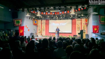 Buổi gặp mặt là dịp tri ân những kiều bào đã đóng góp hết lòng cho công cuộc thống nhất đất nước vào năm 1975.