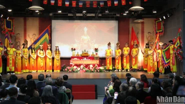 Trong giờ phút thiêng liêng của ngày giỗ Tổ, các thế hệ người Việt tại Pháp cùng hướng về Đền Hùng với tấm lòng thành kính để tưởng nhớ, tri ân công đức của các Vua Hùng, các bậc tiền nhân đã có công dựng nước và giữ nước.
