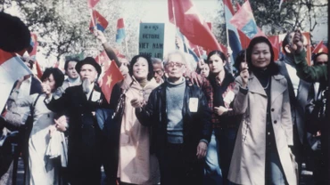 Ngày 30/4/1975, kiều bào diễu hành trên đường phố Paris, giương cao biểu ngữ ”Việt Nam thắng lợi". (Ảnh: Lê Tấn Xuân)