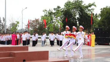 Lễ thượng cờ trên đảo Cô Tô nhân dịp kỷ niệm 64 năm Ngày Bác Hồ ra thăm đảo. (Ảnh: PHƯƠNG MẾN)