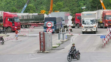 Trạm bốc xếp hàng hóa xuất, nhập khẩu tại Cửa khẩu quốc tế Hữu Nghị của Công ty cổ phần Hữu Nghị Xuân Cương.
