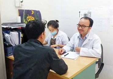 Tư vấn, xét nghiệm HIV tự nguyện tại Trung tâm Kiểm soát bệnh tật tỉnh Gia Lai. (Ảnh NHƯ NGUYỆT)