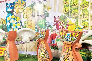 Linh vật con mèo được cách điệu thành lọ hoa.