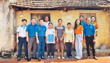 Câu lạc bộ "Thắp sáng ước mơ cho em" tặng học bổng cho các em học sinh nghèo, hiếu học.