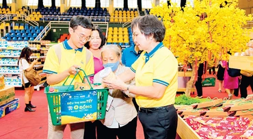 Người nghèo vui mừng mua hàng tại Siêu thị mini Tết 0 đồng.