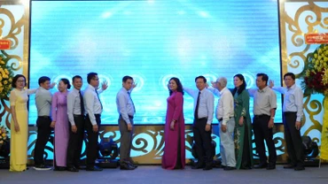 Đại biểu thực hiện nghi thức chạm nút phát động “Chương trình bình chọn điểm đến du lịch hấp dẫn Thành phố Hồ Chí Minh và 13 tỉnh, thành phố đồng bằng sông Cửu Long năm 2024”.