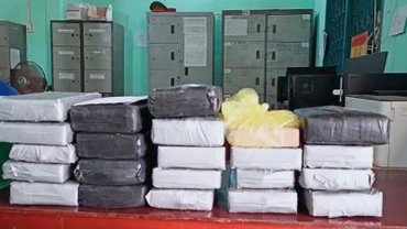 Người dân phát hiện gói nghi ma túy trôi dạt vào bờ biển