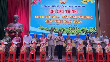 Lãnh đạo tỉnh Bến Tre cùng đơn vị tài trợ trao quà Tết cho gia đình chính sách, hộ nghèo trên địa bàn.
