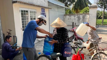 Người dân huyện Giồng Trôm (tỉnh Bến Tre) chở nước ngọt từ hệ thống lọc RO về sử dụng do hạn mặn xâm nhập sâu vào đất liền.