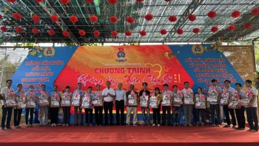 Trao quà cho đoàn viên công đoàn không có điều kiện về quê đón Tết.