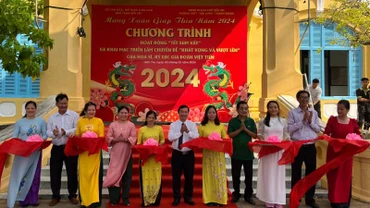 Ban Tổ chức thực hiện nghi thức cắt băng khai mạc chương trình "Tết sum vầy" và Triển lãm chuyên đề "Khát vọng-Vượt lên".