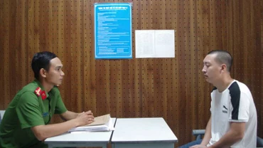 Cơ quan Công an làm việc với đối tượng Ngô Anh Khoa. (Ảnh: Cơ quan Công an cung cấp)