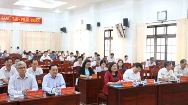 Các đại biểu tham dự quán triệt Chỉ thị của Bộ Chính trị, Ban Bí thư về tiếp tục củng cố, hoàn thiện, nâng cao chất lượng hoạt động của y tế cơ sở trong tình hình mới.