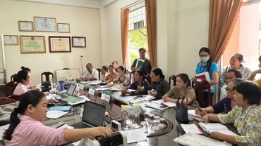 Giải ngân vốn tại điểm giao dịch xã Phú Hưng của Ngân hàng Chính sách xã hội thành phố Bến Tre. (Ảnh: HOÀNG TRUNG)