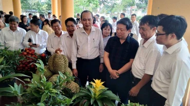 Đại biểu tham dự Hội nghị tham quan sản phẩm của câu lạc bộ nông dân tỷ phú. (Ảnh: HOÀNG TRUNG)