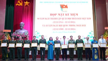 Đồng chí Hồ Thị Hoàng Yến, Quyền Bí thư Tỉnh ủy Bến tre trao bằng khen cho các tập thể có thành tích xuất sắc. (Ảnh: HOÀNG TRUNG)