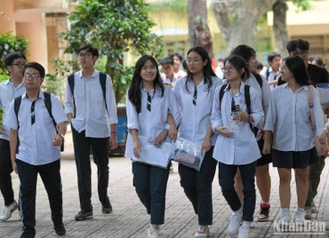 Thí sinh rời điểm thi sau khi hoàn thành bài thi môn Toán, Kỳ thi tốt nghiệp THPT năm 2024 (Ảnh: THẾ ĐẠI)