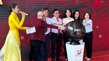 Các đại biểu thực hiện nghi thức khai mạc chương trình “35 năm Tự hào hàng Việt”.