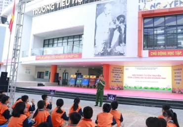 Công an quận Hoàng Mai phổ biến kiến thức về phòng cháy chữa cháy và cứu nạn cứu hộ cho học sinh. (Ảnh: Sở Giáo dục và Đào tạo Hà Nội)
