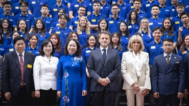 Phó Chủ tịch nước Võ Thị Ánh Xuân cùng Tổng thống Pháp Emmanuel Macron và Phu nhân chụp ảnh chung với cán bộ, giảng viên, sinh viên Trường đại học Khoa học và Công nghệ Hà Nội.