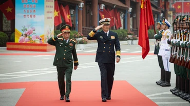 Đại tướng Phan Văn Giang, Ủy viên Bộ Chính trị, Phó Bí thư Quân ủy Trung ương, Bộ trưởng Quốc phòng và Thượng tướng Đổng Quân, Ủy viên Trung ương Đảng Cộng sản Trung Quốc, Bộ trưởng Quốc phòng Trung Quốc duyệt đội danh dự Quân đội nhân dân Việt Nam.