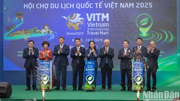 Các đại biểu ấn nút khai mạc Hội chợ Du lịch Quốc tế VITM Hà Nội 2025.