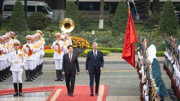 Chủ tịch nước Lương Cường và Nhà vua Vương quốc Bỉ Philippe duyệt đội danh dự Quân đội nhân dân Việt Nam.