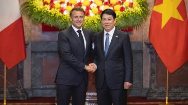 Chủ tịch nước Lương Cường và Tổng thống Pháp Emmanuel Macron chụp ảnh chung sau lễ đón.