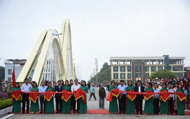 Các đồng chí lãnh đạo Tỉnh ủy, Ủy ban nhân dân tỉnh Điện Biên cùng lãnh đạo thành phố Điện Biên Phủ, đại diện nhà thầu thi công cắt băng thông xe kỹ thuật cầu Thanh Bình.