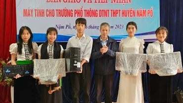 Đại diện Quỹ trò nghèo vùng cao tặng máy tính cho học sinh Trường Phổ thông dân tộc nội trú trung học phổ thông huyện Nậm Pồ.