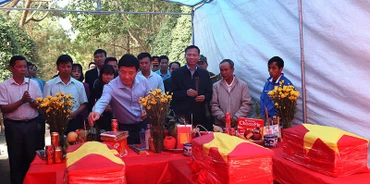 Đồng chí Mùa A Vảng, Ủy viên dự khuyết Trung ương Đảng, Bí thư Huyện ủy Điện Biên Đông cùng cán bộ, nhân dân các dân tộc huyện Điện Biên Đông dâng hương tri ân các liệt sĩ được cất bốc tại 2 xã trên địa bàn huyện.