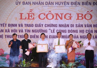 Thừa ủy quyền Bộ Văn hóa, Thể thao và Du lịch, đồng chí Vừ A Bằng, Phó Chủ tịch Ủy ban nhân dân tỉnh Điện Biên trao bằng chứng nhận di sản văn hóa phi vật thể quốc gia cho đại diện các huyện có cộng đồng dân tộc Mông-dòng Mông trắng và cộng đồng dân tộc Lào.