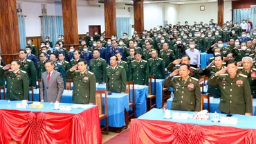 Các đại biểu thực hiện nghi thức chào cờ tại buổi lễ. (Ảnh: TRỊNH QUỐC DŨNG)