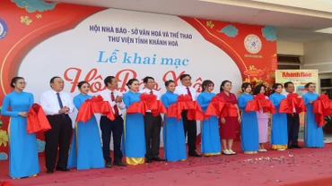 Đại biểu cắt băng khai mạc Hội Báo Xuân Khánh Hòa Xuân Giáp Thìn-2024. Ảnh: PHONG NGUYÊN. 