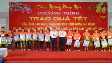 Phó Chủ tịch Quốc hội Nguyễn Khắc Định và Chủ tịch Ủy ban nhân dân tỉnh Khánh Hòa trao quà Tết tặng công nhân có hoàn cảnh khó khăn tại Khu Công nghiệp Suối Dầu. (Ảnh: VÕ TOÀN) 