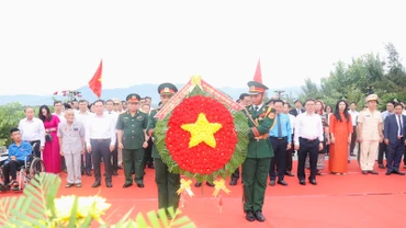 Đoàn đại biểu dâng hương tại cụm tượng đài “Những người nằm lại phía chân trời”. (Ảnh: XUÂN THÀNH)