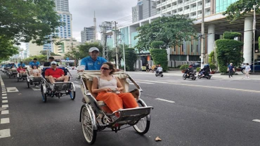 Khách du lịch tàu biển thăm thành phố Nha Trang. (Ảnh: PHONG NGUYÊN)