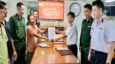 Vùng 4 Hải quân bàn giao tàu cá gặp nạn trên biển cho gia đình và địa phương 