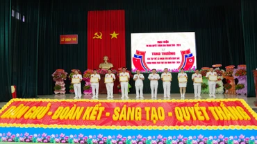 Chỉ huy Lữ đoàn 146 trao thưởng cho các các tập thể cá nhân tiêu biểu. (Ảnh: XUÂN NGUYỄN)