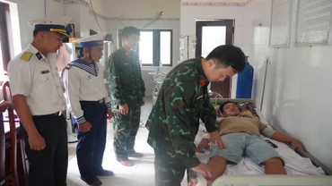 Lực lượng y, bác sĩ bệnh xá Trường Sa theo dõi tình trạng sức khỏe của bệnh nhân. (Ảnh: CTV HQ)