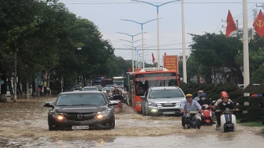 Đến sáng ngày 16/12, đường 23 tháng 10 (thành phố Nha Trang, Khánh Hòa) vẫn còn ngập sâu, phương tiện đi lại khó khăn. (Ảnh: PHONG NGUYÊN) 
