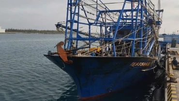 Tàu cá TH 93586TS cập vào âu tàu đảo Trường Sa. (Ảnh: CTV HQ) 