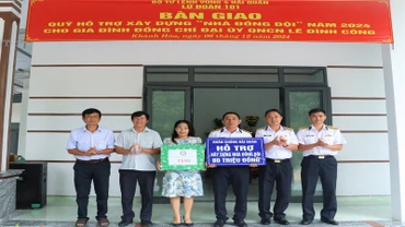Đại diện Lữ đoàn 101, Vùng 4 Hải quân bàn giao nhà đồng đội tặng gia đình đồng chí Lê Đình Công. (Ảnh: CTV HQ)