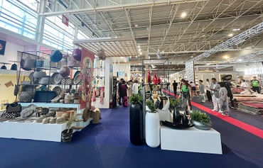 Hai cụm gian hàng Việt Nam hiện diện tại vị trí trung tâm trong khu vực Hall 8 – thuộc chủ đề Unique&Eclectic của triển lãm, thể hiện sự giao thoa các nền văn hóa từ khắp nơi trên thế giới, quy tụ các nhà trưng bày truyền cảm hứng và các sản phẩm tinh xảo, độc đáo, mang đậm màu sắc dân tộc.